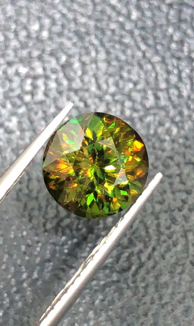 4.70 Carat Natural Brilliant Round Chrome Green Sphene Gemstone, Sparkling Green Skardu Sphene Gem: Specifications: * Gemstone Name: Chrome Green Sphene (Titanite) * Carat Weight: 4.70 Carat * Dimensions:10.2 x 10.2 x 6.9 mm * Origin: Skardu, Gilgit-Baltistan, Pakistan * Color: Chrome Green With