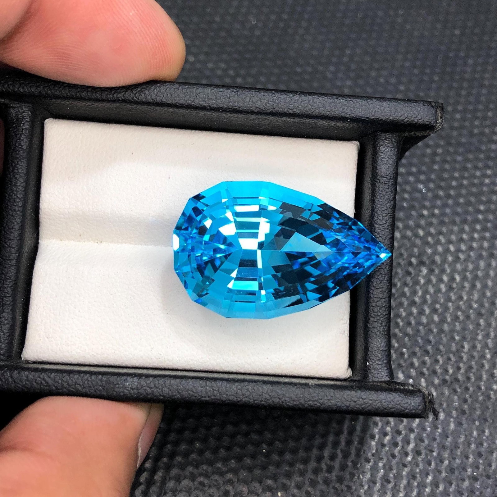 47 Carat Swiss Blue Topaz Gemstone Pear Cut Jewelry Making: Highlights Supplies for making crafts Materials: Gemstone: Topaz Carat weight: 47 Gemology: * Weight : 47 carat * Dimension : 27*17*14 mm * Colour: Blue * Clarity : Loupe Clean * Shape : Pear Cut *