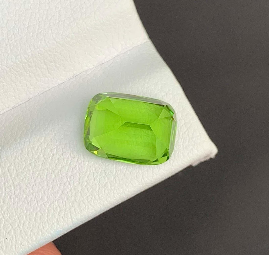 Cushion Cut Peridot Gemstone: Natural August Birthstone, Pakistan (4.68 carats) (1 of 5)