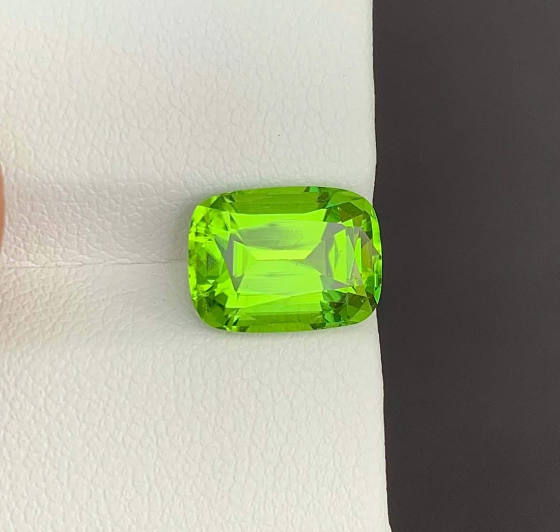 Cushion Cut Peridot Gemstone: Natural August Birthstone, Pakistan (4.68 carats) - 2