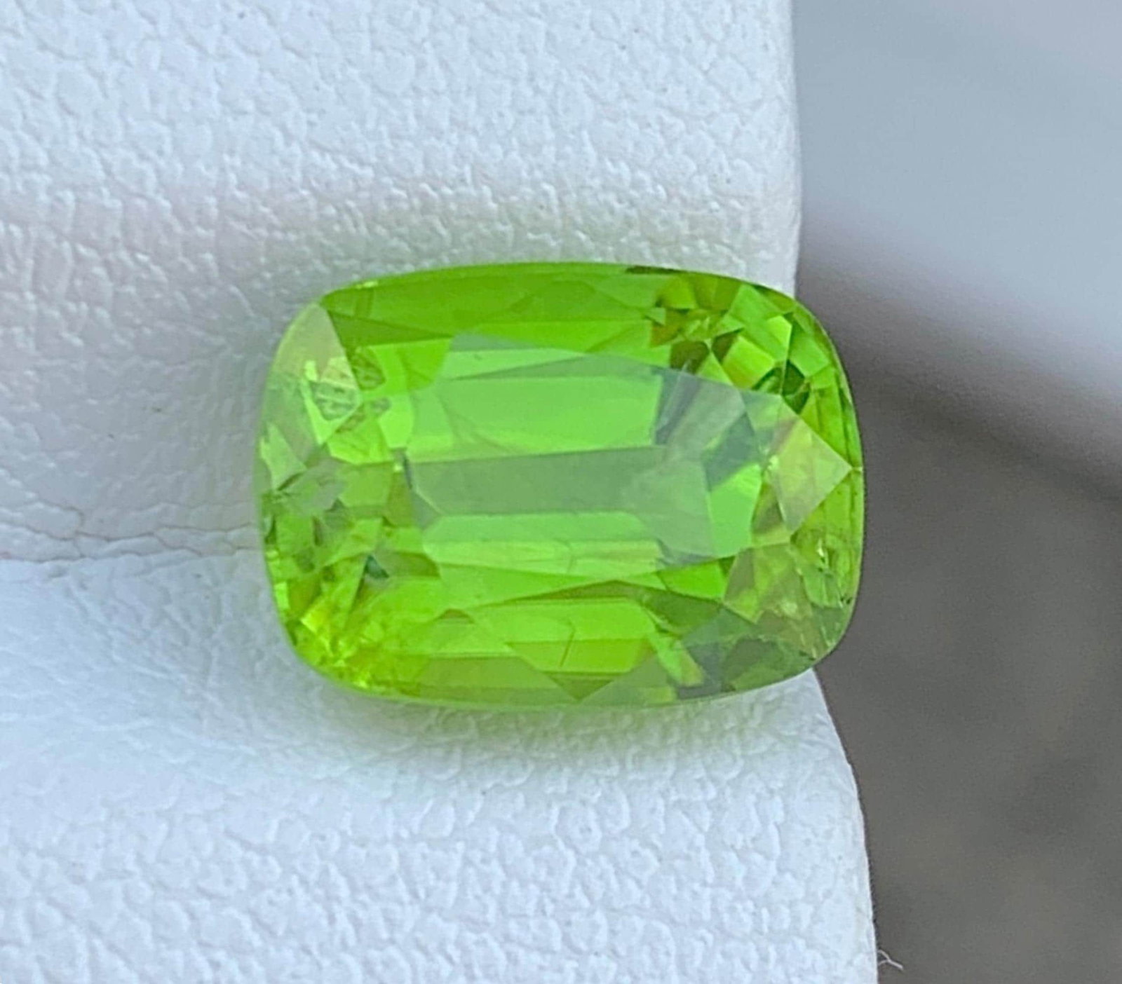 Cushion Cut Peridot Gemstone: Natural August Birthstone, Pakistan (3.94 carats) - 2