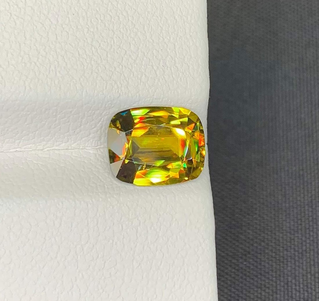 AIG Certified Lustrous Sphene Gemstone: Yellow/Green Cushion Cut, 2.76 Carat - 4