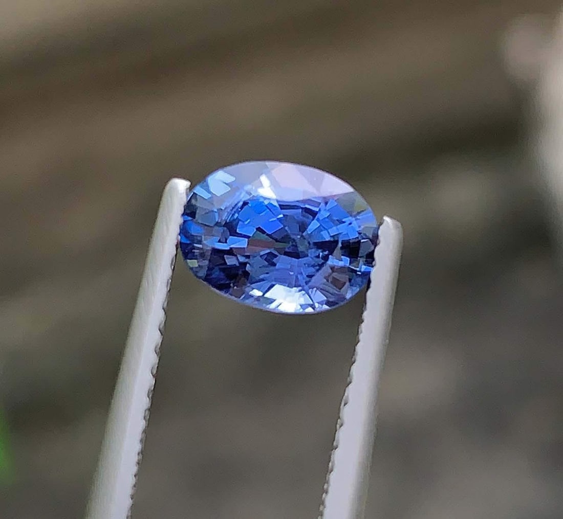 AIG Certified Faceted Blue Sapphire: 1.56 Carat Oval Cut Gemstone - 4