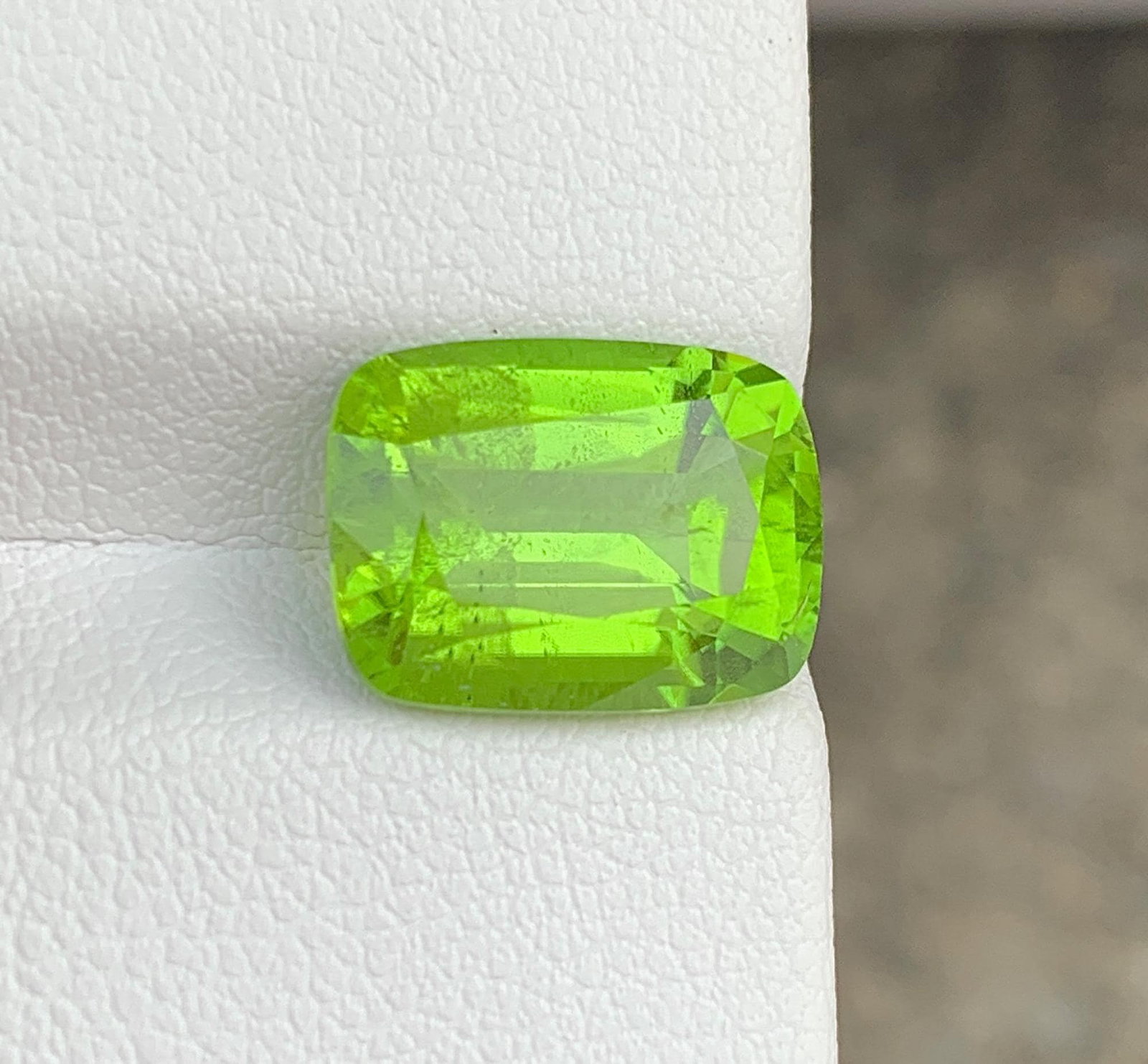 Cushion Cut Peridot Gemstone: Natural August Birthstone, Pakistan (5.90 carats) - 4