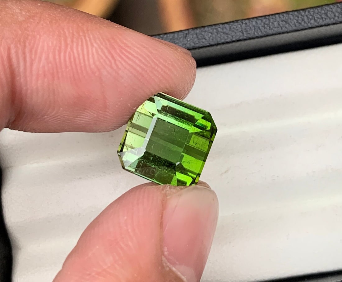 Shamrock Green Tourmaline Gemstone: 8.50 CT Faceted Asscher Cut - 4