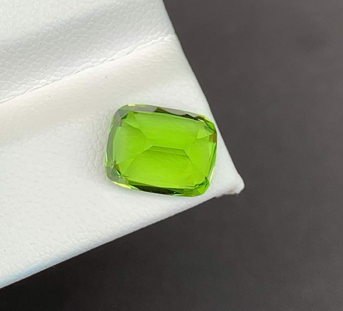 Cushion Cut Peridot Gemstone: Natural August Birthstone, Pakistan (4.43 carats) (1 of 3)