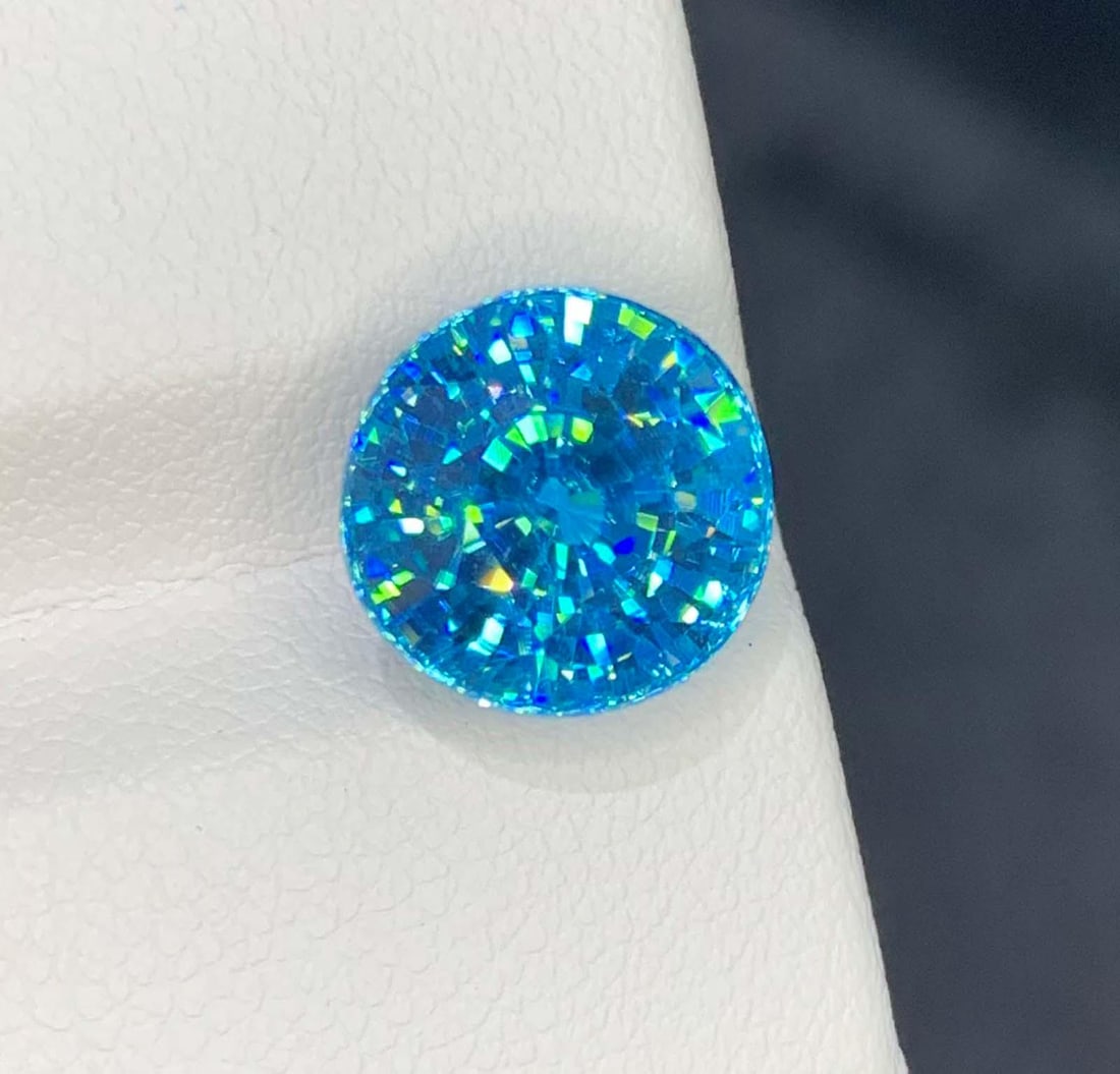 Cambodian Blue Zircon Gemstone : 10.46 CT Round Cut (1 of 3)
