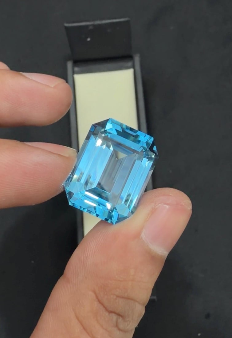 23.15 Carat Emerald Cut Swiss Blue Topaz Gemstone - 4