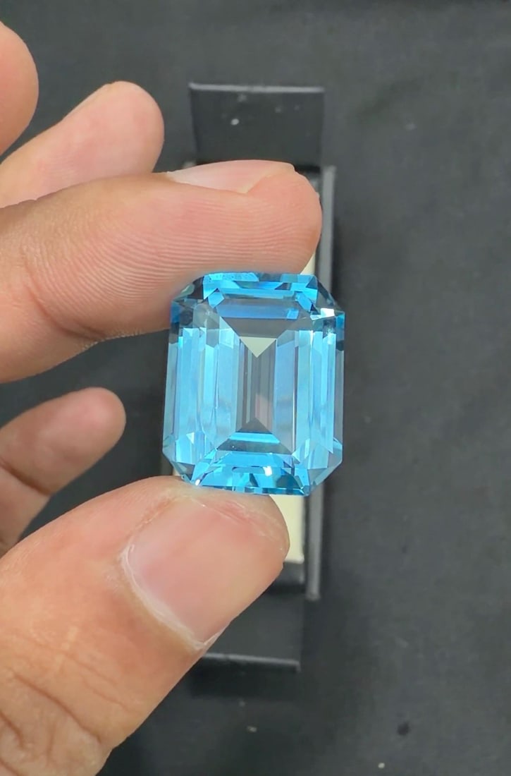 23.15 Carat Emerald Cut Swiss Blue Topaz Gemstone - 5