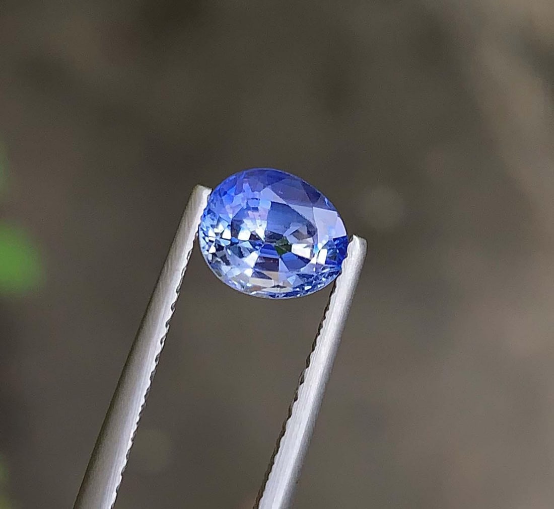 AIG Certified Faceted Blue Sapphire: 1.86 Carat Bi Color Oval Cut Gemstone - 2
