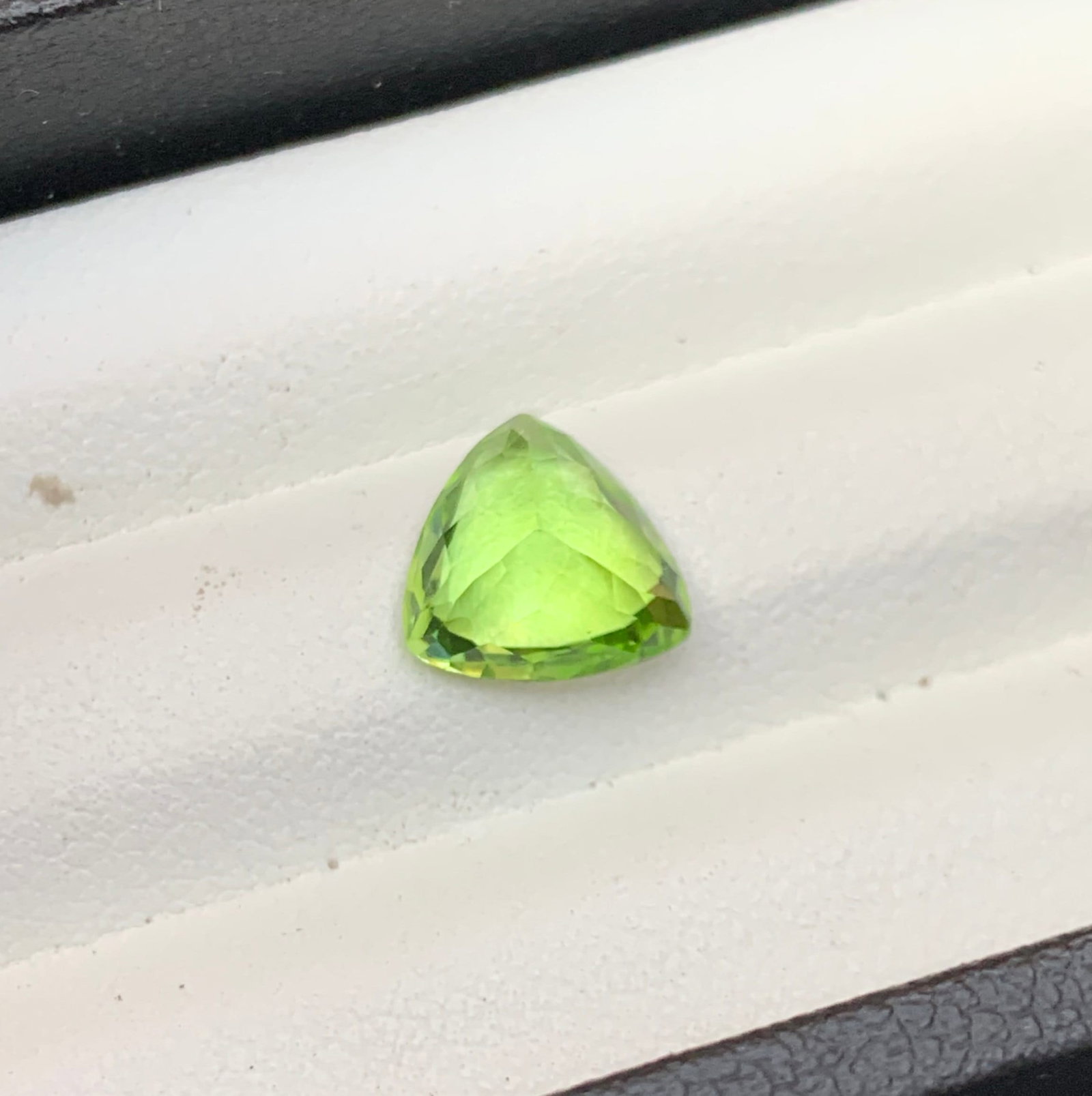 Natural Peridot Gemstone: Trillion Cut Loose Gem, 2.50 Carats - 4