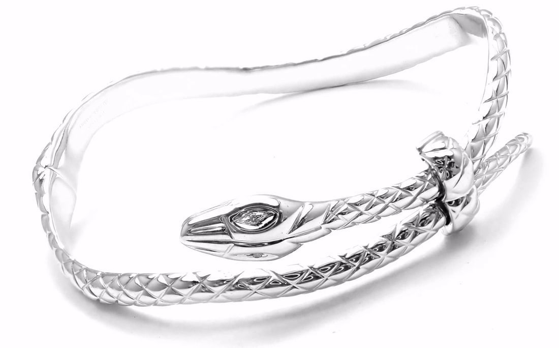 Rare! Authentic Tom Ford 18k White Gold Diamond Snake Bangle Bracelet: Rare! Authentic Tom Ford 18k White Gold Diamond Snake Bangle Bracelet About This Piece: More About the Piece: Metal: 18k white gold Measurements: Fits: 6.5" Wrist Width: 15mm Weight 32.3 grams