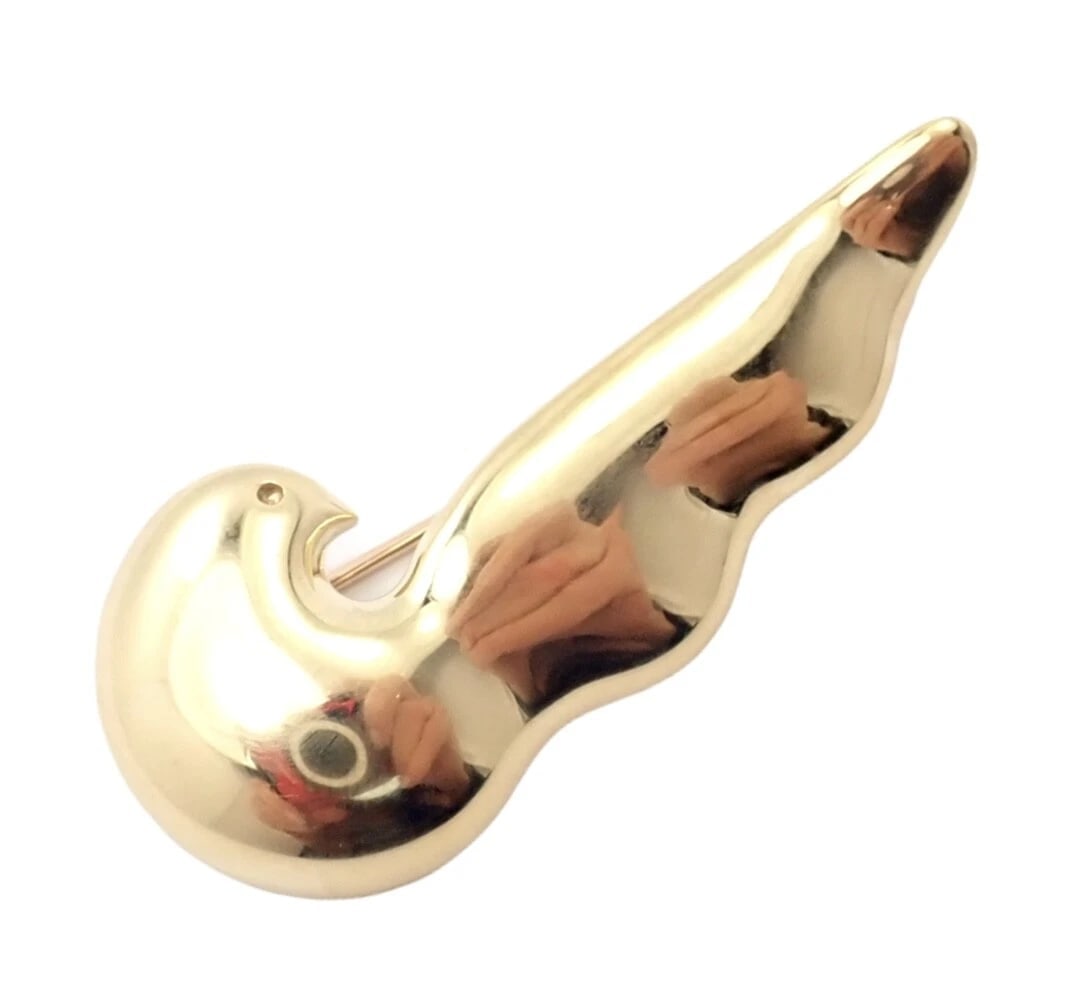 Authentic Tiffany & Co. 18k Yellow Gold Paloma Picasso Dove Bird Pin Brooch 1981: Authentic Tiffany & Co. 18k Yellow Gold Paloma Picasso Dove Bird Pin Brooch 1981 About This Piece: Metal: 18k yellow gold Brooch Sizes: 45mm x 19.5mm Weight: 13.1g Stones: NONE Hallmarks: Tiffany &