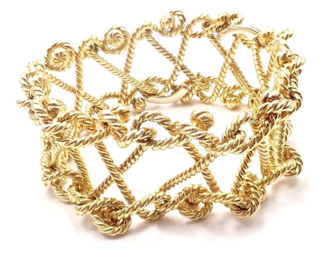 Rare! Authentic Verdura 18k Yellow Gold Twisted Rope Openwork Wide Link Bracelet: Rare! Authentic Verdura 18k Yellow Gold Twisted Rope Openwork Wide Link Bracelet About This Piece: Metal: 18k Yellow Gold Weight: 105.9 grams Width: 1 1/4" Length: 7.5" Hallmarks: VERDURA 750 T2569m