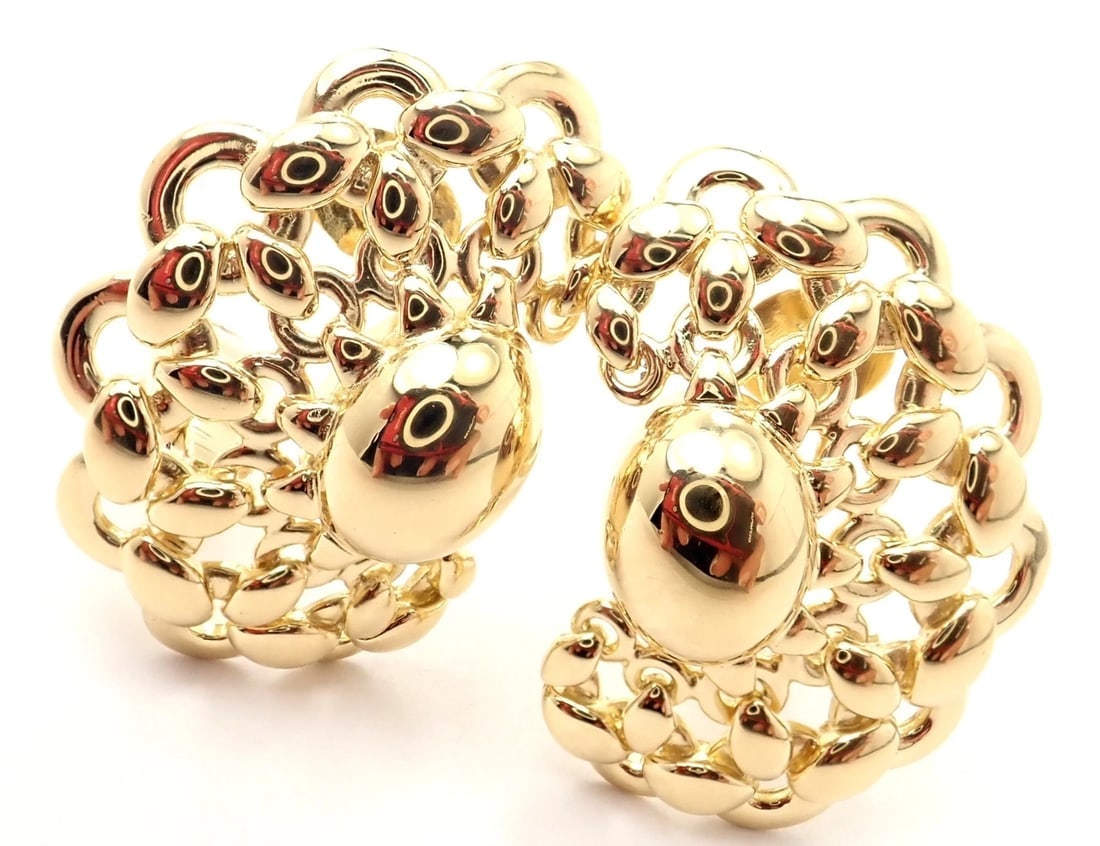 Authentic! Vintage Hermes 18K Yellow Gold Large Earrings: Authentic! Vintage Hermes 18K Yellow Gold Large Earrings About This Piece: Metal: 18k Yellow Gold Measurements: 29mm x 20mm Weight: 21.4 grams ***** These earrings are for non pierced ears, but they c