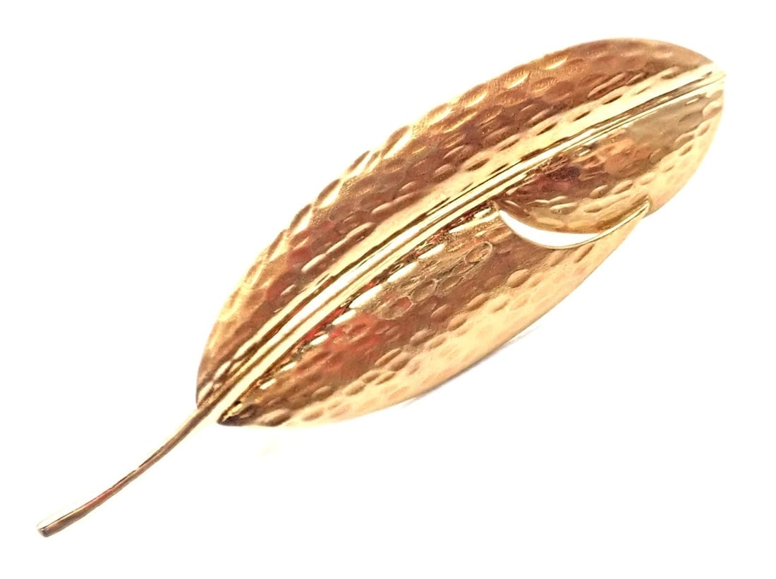 Authentic! Tiffany & Co Angela Cummings 18k Yellow Gold Leaf Pin Brooch: Authentic! Tiffany & Co Angela Cummings 18k Yellow Gold Leaf Pin Brooch About This Piece: Metal: 18k yellow gold Size: 2 3/4" x 3/4" Weight 9.1 grams Stones: None Hallmarks: Cummings Tiffany & Co 18