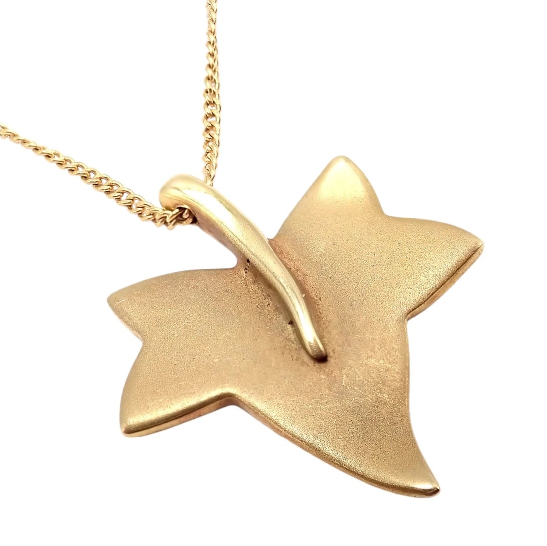 Authentic! Tiffany & Co Cummings 18k Yellow Gold Leaf Pendant Necklace 1980: This exquisite Tiffany & Co. 18k yellow gold maple leaf pendant necklace, designed by Angela Cummings in the 1980s, embodies timeless elegance. Featuring a delicately crafted leaf motif, it showcases 