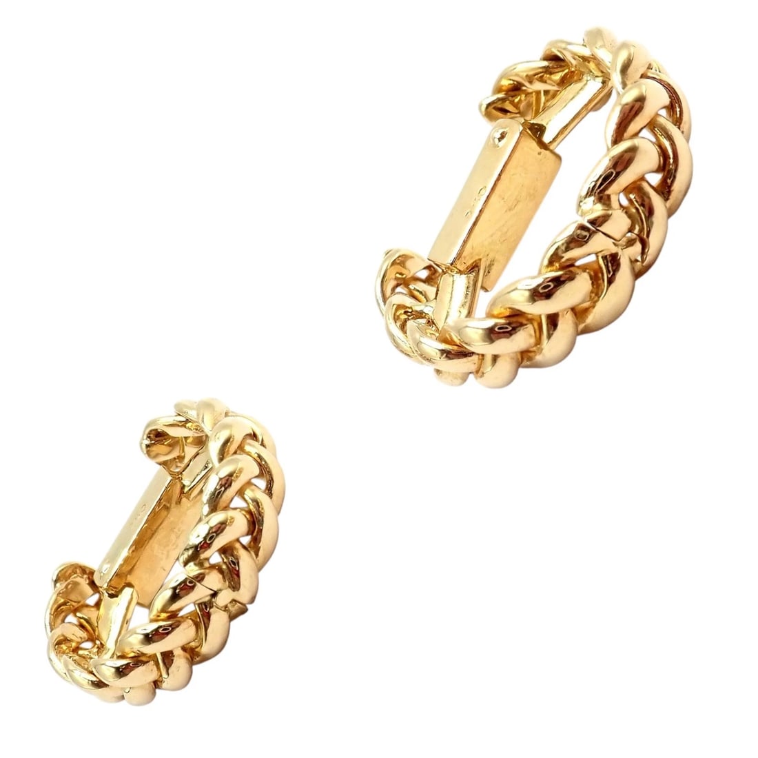 Authentic! Verdura 18k Yellow Gold Classic Rope Stirrup Cufflinks: Verdura 18k yellow gold classic rope stirrup cufflinks feature bold, intertwined rope links forming a distinctive equestrian-inspired silhouette. The polished gold finish enhances their sculptural dep