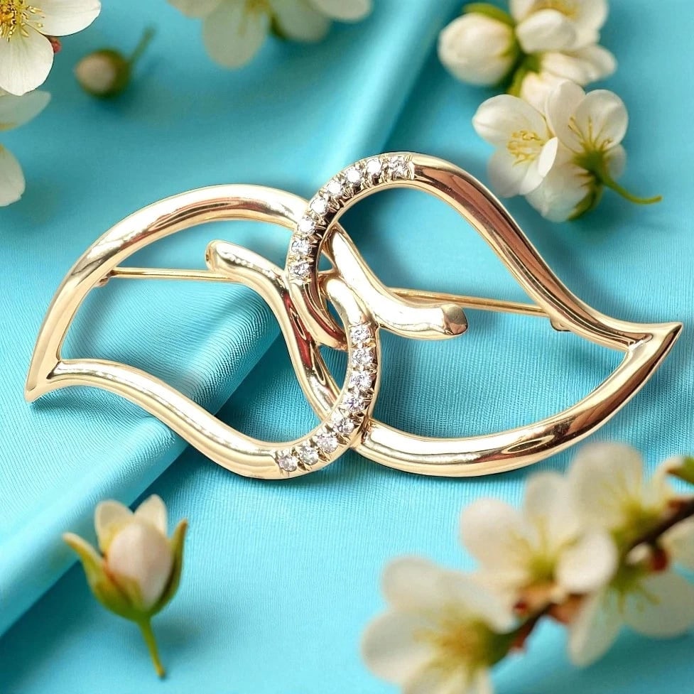 Authentic! Tiffany & Co 18k Yellow Gold Diamond Two Leaf Double Brooch Pin 1987: Authentic Tiffany & Co. 18k Yellow Gold Diamond Two Leaf Double Brooch Pin (1987). Featuring an elegant interlocking double-leaf design, this vintage brooch is crafted in luxurious 18k yellow gold and