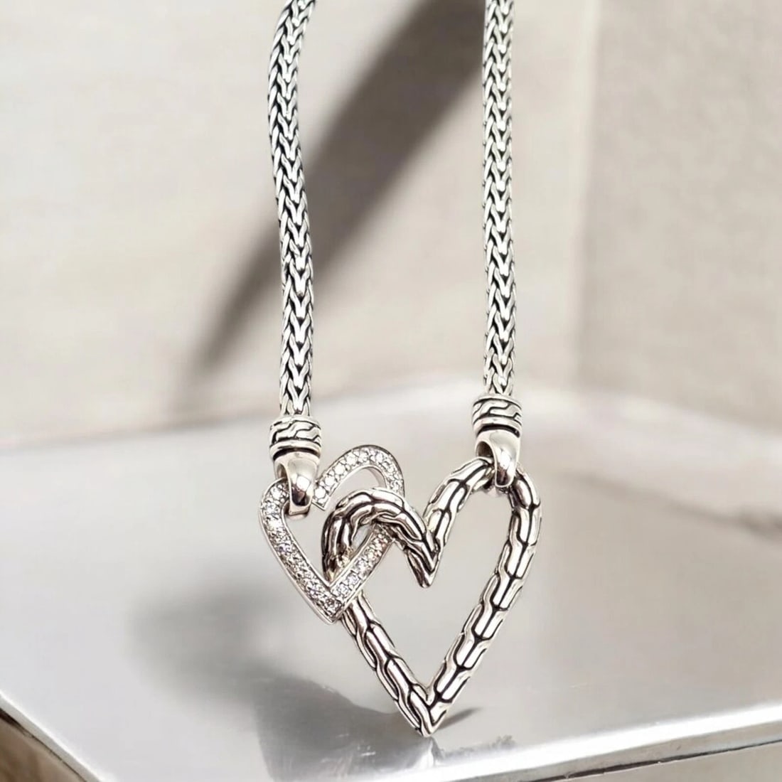 Authentic! John Hardy JH Silver Diamond Double Heart Manah Necklace: The Authentic John Hardy JH Silver Diamond Double Heart Manah Necklace is a beautifully crafted piece featuring two interlocking heart-shaped pendants, symbolizing unity and love. Made of sterling sil