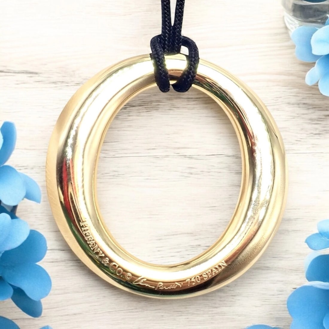 Tiffany & Co 18k Yellow Gold Elsa Peretti Medium 35mm Sevillana Necklace: Tiffany & Co 18k Yellow Gold Elsa Peretti Medium 35mm Sevillana Necklace About This Piece: This genuine Tiffany & Co. Sevillana necklace, designed by Elsa Peretti, features a smooth 35mm oval pendant 