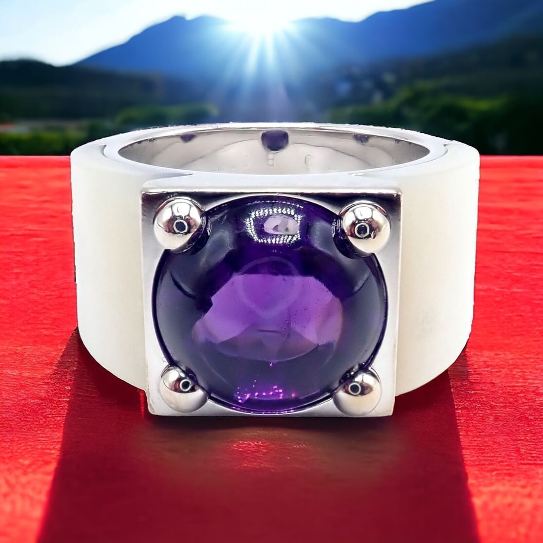 Rare! Authentic Van Cleef & Arpels 18k White Gold Amethyst Mother of Pearl Ring: Rare! Authentic Van Cleef & Arpels 18k White Gold Amethyst Mother of Pearl Ring Rare! Authentic Van Cleef & Arpels 18k White Gold Amethyst Mother of Pearl Ring Product Description About This Piece: Th
