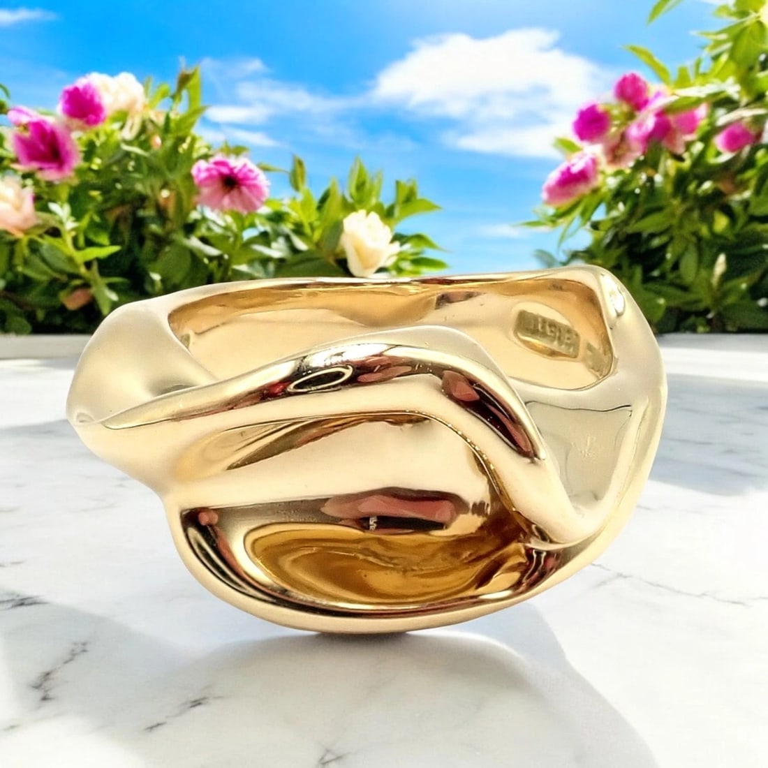 Authentic! Vintage Tiffany & Co. 18k Yellow Gold Peretti Calla Lily Ring Sz 5: The Authentic Tiffany & Co. 18k Yellow Gold Peretti Calla Lily Ring, size 5, exudes elegance. Designed by Elsa Peretti, it features a delicate calla lily motif in luxurious 18k yellow gold. This exqui