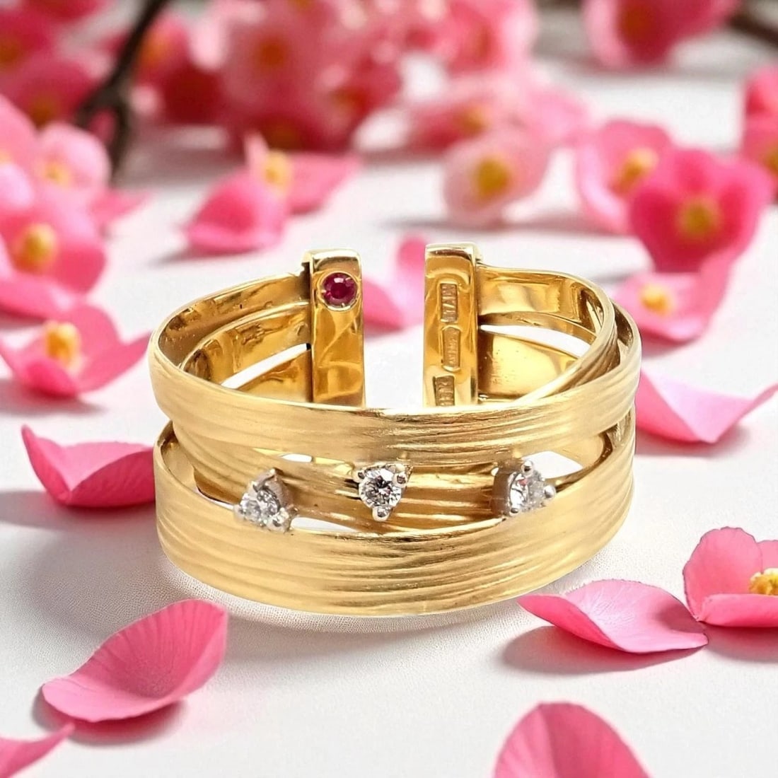 Authentic! Roberto Coin 18k Yellow Gold Diamond Silk Weave Ring sz 7: Authentic Roberto Coin Silk Weave Ring crafted in luxurious 18k yellow gold, size 7. The textured woven design is accented with three sparkling diamonds, blending elegance and artistry. A timeless pie