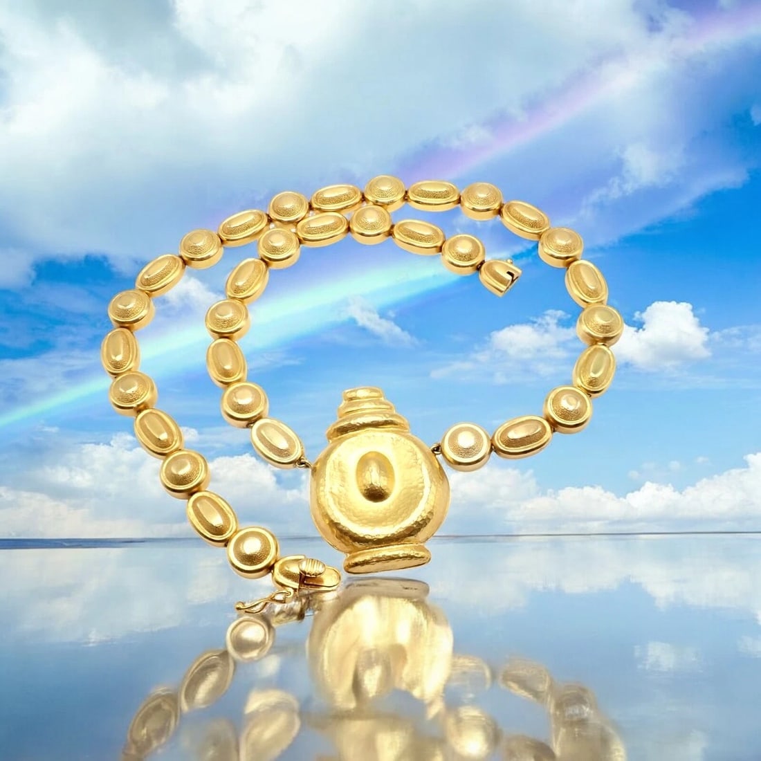Vintage Estate Ilias Lalaounis 18k Yellow Gold Vase Hammered Necklace: This vintage estate necklace by Ilias Lalaounis showcases exquisite craftsmanship in 18k yellow gold. Featuring a bold, hammered vase-shaped pendant and a striking chain of oval, textured links, it re