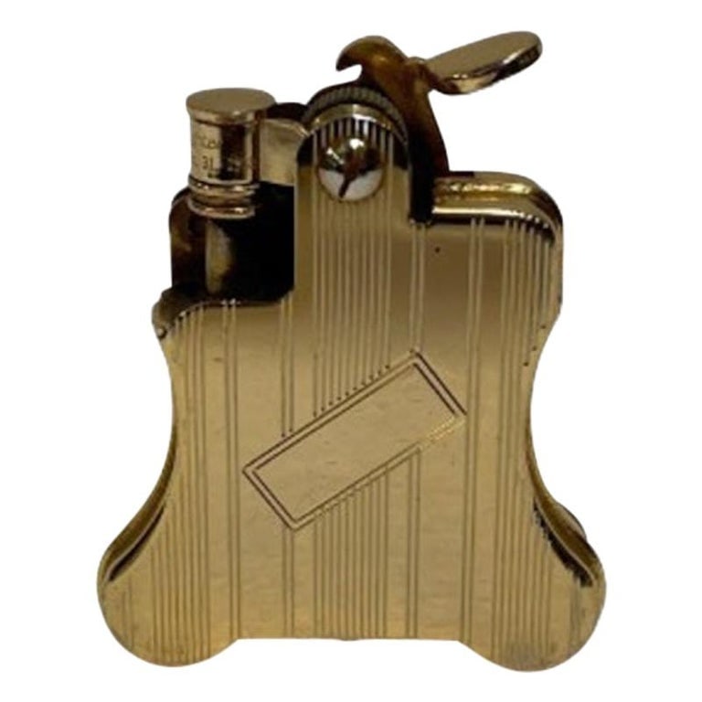 Gold-Plated Ronson Banjo Stylish Design Petrol Lighter, Japan: This rare reproduction of the original 1926 Ronson Banjo features a gold-plated finish was produced by Ronson Japan in 1990. The lighter comes fully functional with fresh flit and fluid ready for use.