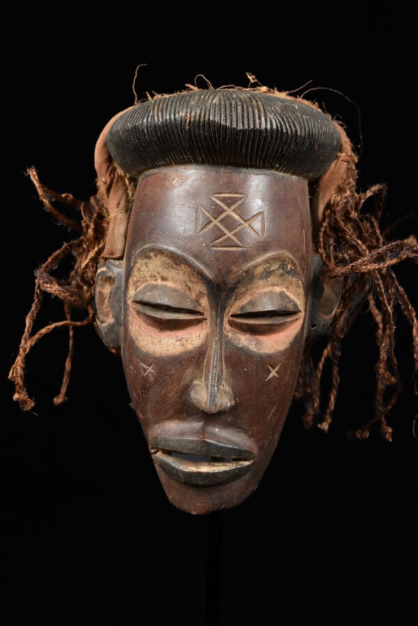 Mask - Wood, Raphia - Chokwe - Congo DRC: Refined Chokwe mask from DR Congo with beautiful patina and in good condition with traces of wear and tear. The Chokwe who spread from their homeland of Angola throughout the southern region of the DR