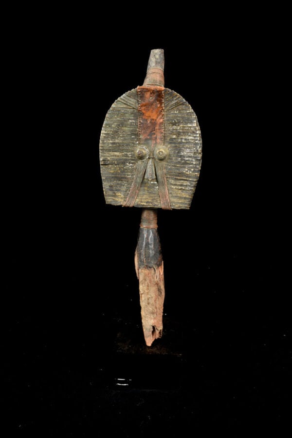 Reliquary - Copper, Wood - Mahongwe - Bakota - Gabon: Gorgeous, tribally used, reliquary statue of a guardian. It played an important role in rituals concerning the ancestors. The worship of ancestors is at the heart of religious and social life of the