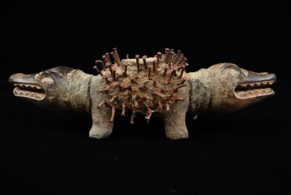 Nkisi Kozo - Glass, Nail, Wood - Bakongo - Congo: Powerfull double headed Nkisi Kozo from the Bakongo tribe of DR Congo. The Nkisi Kozo plays an important role in the Bakongo world of experience: this Nkisi statue is the connection between the
