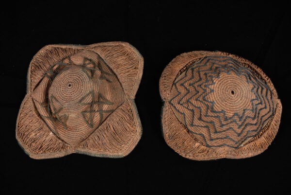 Hat (2x) - Plant fibre - Kuba - Congo DRC: Authentic prestige caps from the Kuba tribe of DR Congo. The 2 hats are named Laket mishiing and are made from raffia palm fibers. Provenance: former private Italian collection. Object Hat Ethnic