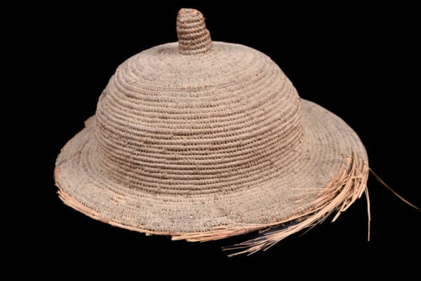 Headdress - Plant fibre - Tamberma - Togo: Old headdress from the Tamberma people of Togo. Worn and in used condition with traces of wear and tear. Made from hard clay / plant fibre, feels like wood. Provenance: former private Italian