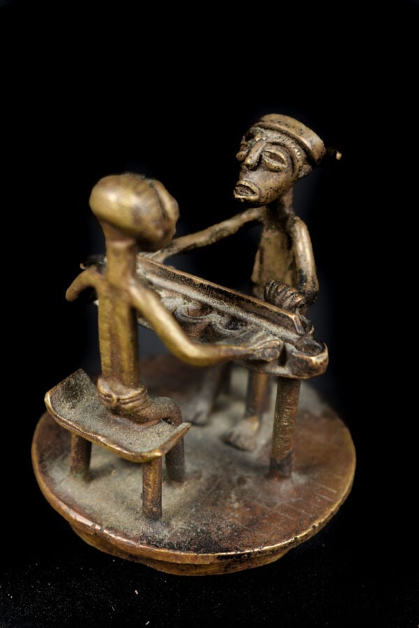 Goldweight figure - Bronze - Ashanti - Ghana: Beautiful bronze goldweight figures playing a traditional music instrument from the Ashanti people of Ghana. Provenance: former private collection from Germany. Object: Goldweight figure