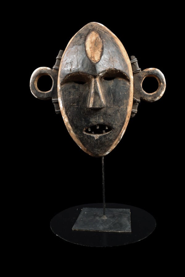 War Mask - Wood - Boa - DR Congo: Classical Boa-mask with oval eyes, large mouth and ring shaped ears. This type of mask is used war-mask worn by a witch doctor in front of the troops to frighten the enemy and put them to flight.