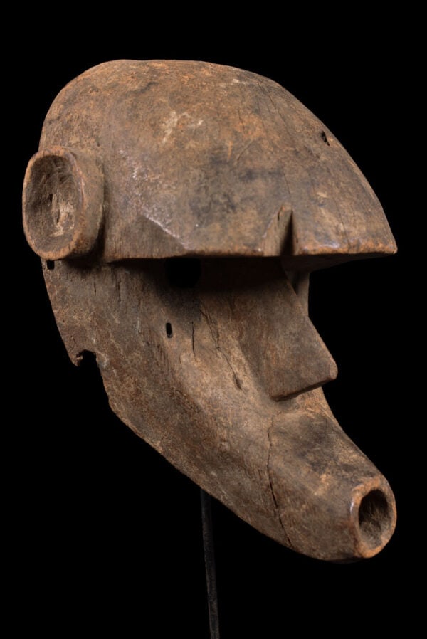 Zoomorphic mask - Wood - Bambara - Mali: Great zoomorphic mask of the Bambara-tribe from equatorial Africa. It takes the form of a stylized monkey head with round eyes, a pair of ears and a open mouth. Good condition with traces of tribal
