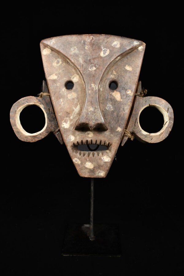 War Mask - Wood - Boa - DR Congo: Classical Boa-mask with oval eyes, large mouth and ring shaped ears. This type of mask is used war-mask worn by a witch doctor in front of the troops to frighten the enemy and put them to flight. Afte