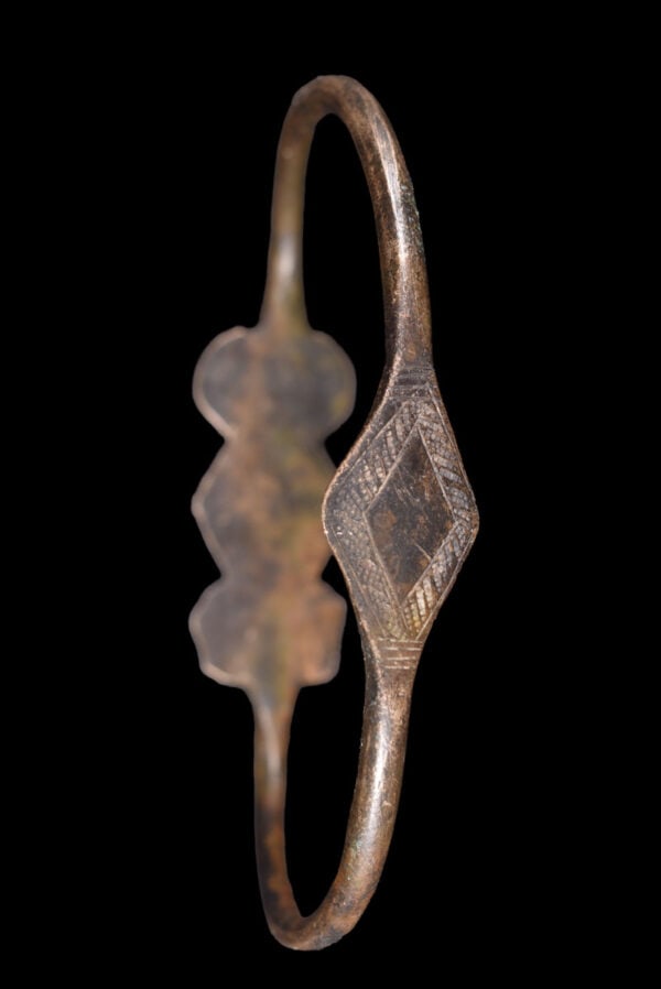 Currency / bracelet - Bronze - Touareg - Mali: Here a wonderful example of an old Touareg bronze currency bracelet. Currency bars such as this were highly prized in Western Africa from 1600-1900. The style and make of this kind of bar was