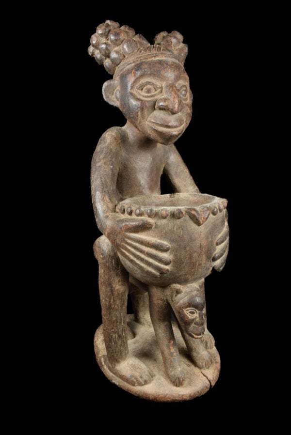 Bowl figure - Bamun - Grassland of Cameroon (81 cm): Stunning bowl figure from the Bamun of the Grasslands of Cameroon. The large figure is carrying a bowl in his hands, symbolize a divination rite. The diviner, covered, used this type of statue. In