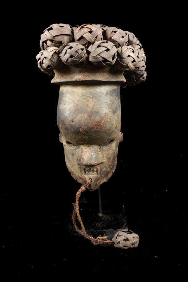 Initiation mask - Plant fibre, Wood - Salampasu - Congo: Authentic light wooden mask from the Salampasu tribe of DR Congo. SALAMPASU masks are famous and are characterized by a bulging forehead, slanted eyes, a triangular nose and a rectangular mouth displa