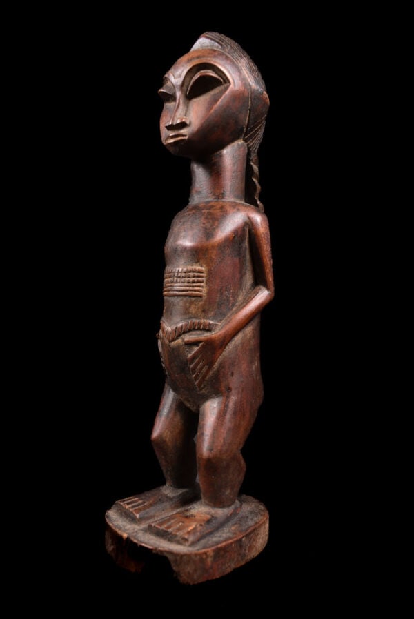 Ancestor figure - Baule - Wood - Ivory Coast: Beautiful Baule seated figure from Ivory Coast. Baule statues usually vary from 10 to 60 cm in height. They are are known for their figures with hands resting on their abdomen in a gesture of peace,