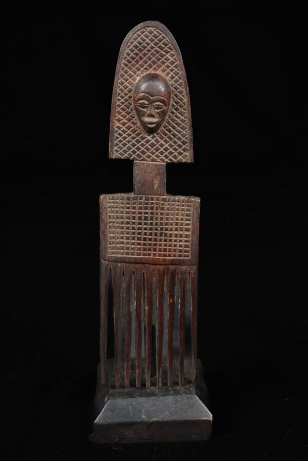 Comb - Wood - Kuba - DR Congo: Detailed wooden comb with great patina from the Kuba tribe of DR Congo. The comb is made from wood. Good condition with traces of wear and tear. Provenance: former private German collection. Object