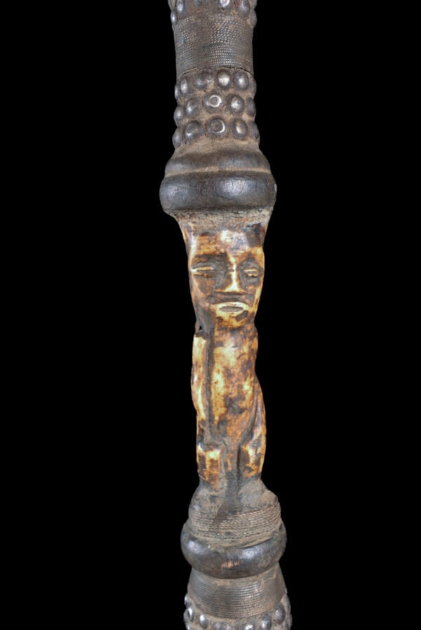Power Stick / Scepter - Wood, Bone - Lega - DR Congo: Beautiful power stick stick from the Lega people of DR Congo. The scepter is made out of wood and has a typical ancestor figure sitting ont op. The staff is in good condition with traces of wear and t