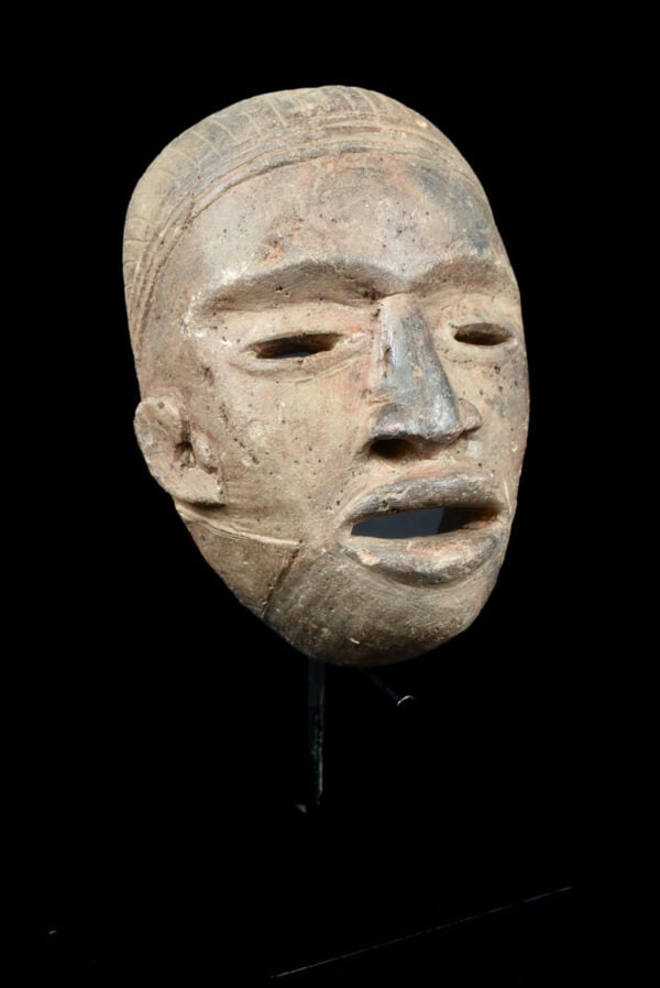 Mask - Stone - Bakongo - Congo: Powerfull stone Bakongo maski from Congo. Old expressive African NTADI stone grave mask from BAKONGO. Hand carved from a single piece of stone from Congo. This kind of masks were put on graves of