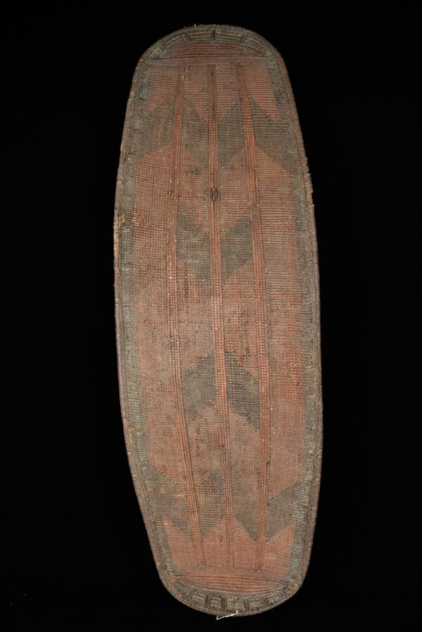 Shield - Wood - Ngombe - DR Congo: Impressive wooden shield from the NGOMBE people of D.R. Congo. Large piece, total lenght: 142 cm! The 120,000 NGOMBE live scattered along the banks of the Lualaba river. The artistic style of their