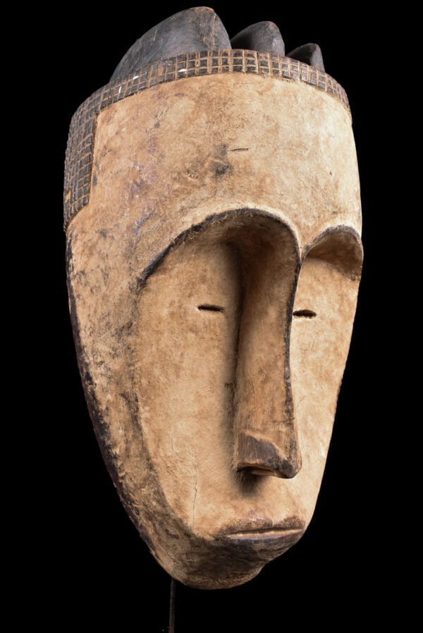 Ngil mask - Wood - Fang - Gabon: Beautiful mask from the NGIL society from the FANG tribe of Gabon. This mask was carved in a sublime and rustic style. With a long nose and a mouth all under the mask, half-rounded eyes. The mask is