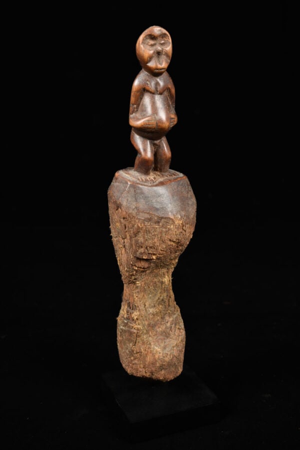 Monkey Figure - Wood - Bulu - Cameroon: Beautiful wooden monkey figure from Cameroon with a nice aged patina. A particularly good monkey figure figure, depicting with great accuracy the animal's posture. The Bulu, a tribe from southern Came