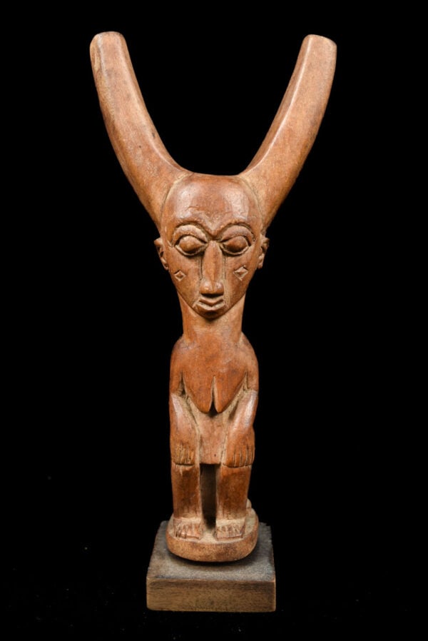 Sling shot - Wood - Baule - Ivory Coast: Fine wooden sling shot from the Baule tribe of Ivory Coast, The handle has been carved as a human face. This sling shot shows great sign of use: it has a lustrous honey-coloured patina and contours